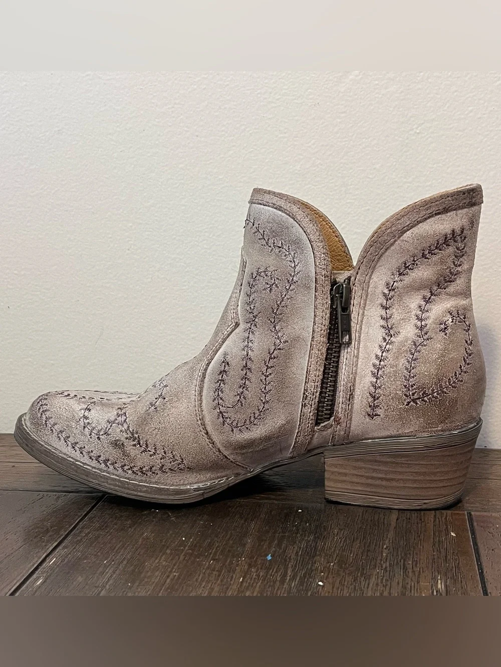Sterling River Western Embroidered Distressed Booties Womens 8.5